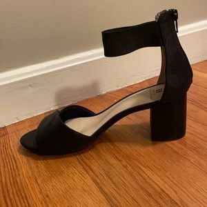 New never worn in box. BLACK METALLIC FABRIC!